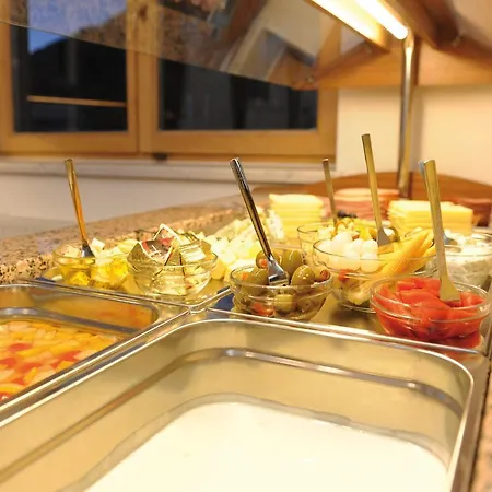Gaestehaus Standardhaus 住宿加早餐酒店 萨尔巴赫
