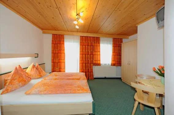 Gaestehaus Standardhaus 住宿加早餐酒店 萨尔巴赫